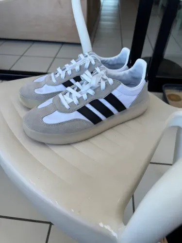 Tênis ADIDAS seminovo. Usei só três vezes. Tamanho 39