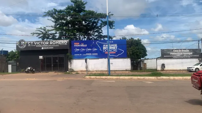 Casa com terreno e galpões na entrada do Tancredo Neves próximo a supermercado Araújo