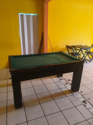 Mesa de sinuca grande, preta, 8 bolas