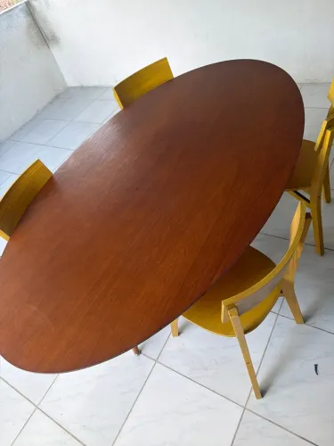 Mesa de madeira com 4 cadeiras