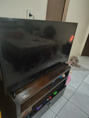Vendo smartv Samsung cristal 49" com controle remoto, funcionando tudo certinho.