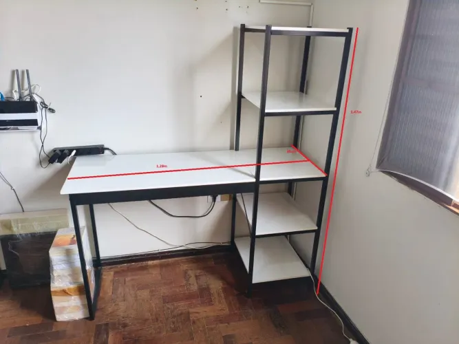 Mesa de estudos com prateleiras