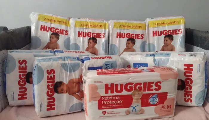 8 pacotes de fraldas (Huggies)