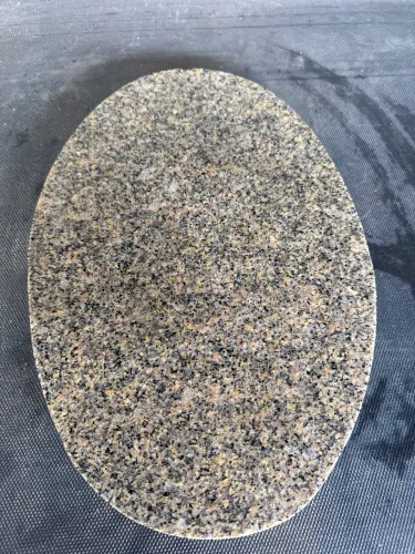 Pedra oval pequena de granito 38x25
