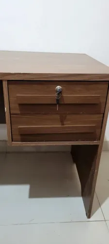 Mesa de computador e cadeira de brinde