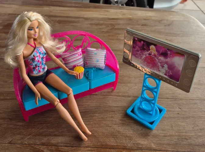 Sala de TV da Barbie com boneca - original Mattel de 2010