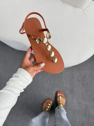 Sandália rasteirinha detalhe em dourado
