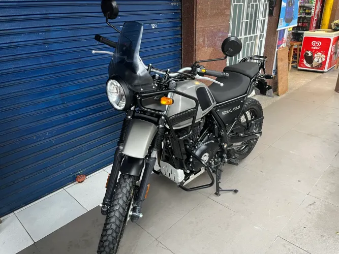 Royal Enfield Himalaya com 4.500 km apenas