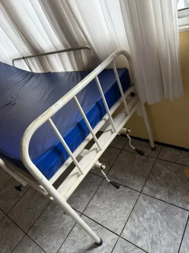 Cama Hospitalar Manual c/ Colchão e Suporte de Soro