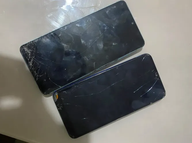 Celulares baratos bom para uso,tela trincada do a06,fundo solto do outro celular