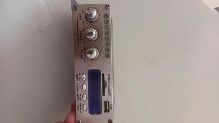 Vende uma caixa de som ou troco pela uma bicicleta fermenia so falta radio não não peg