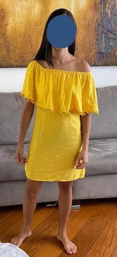 vestido amarelo com detalhes na manga