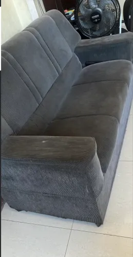 Sofá 3 lugares 300$ e tem o sofá de 2 lugares também 200
