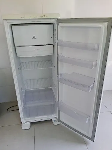 Geladeira Eletrolux 240L