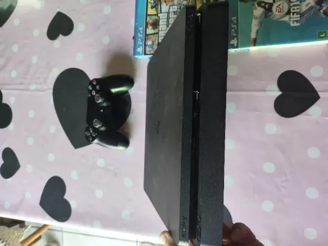 Playstation 4 - 1TB - 1 controle.