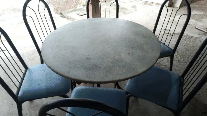 Mesa de mármore com 6 cadeiras