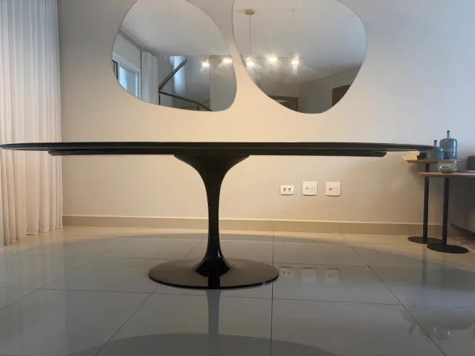 Mesa Saarinem em Granito Preto