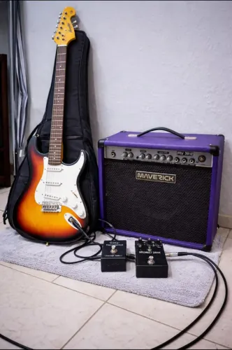 Guitarra Memphis + Caixa Amplificadora + pedais