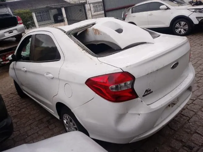 Sucata Ka Sedan, para retirada de peças