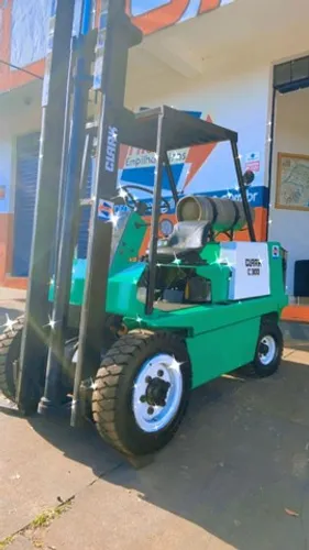Empilhadeira Clark C300 nacional freio a disco todo terreno 