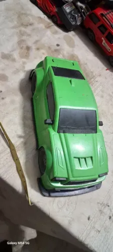 Carro de corrida em miniatura verde, plástico