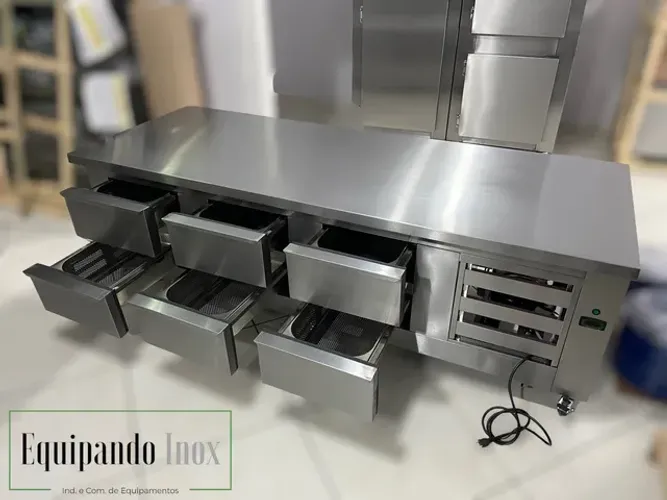 Balcão de gavetas refrigerado para hamburgueria em aço inox sob medida 