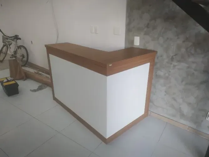 Balcão em L modelo Lana amadeirado com branco 150/90