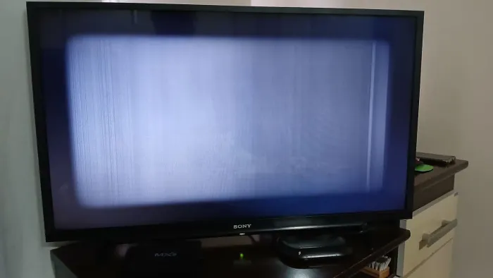 Smart TV Sony com tela de 32 polegadas com defeito