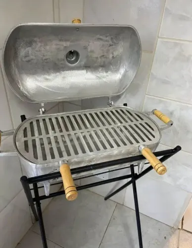 Churrasqueira de Alumínio com Suporte - Ideal para seu churrasco!