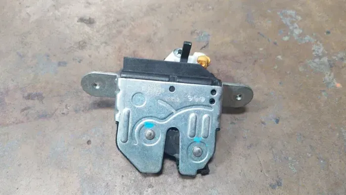 Fechadura porta malas novo Palio com cilindro