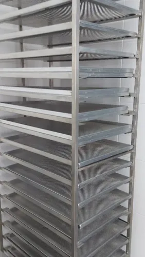 Esqueleto para bandejas em aço inox e bandejas perfuradas