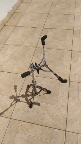 Estante de baixo pra bateria 