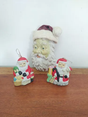 Papais Noéis decorativos, em resina e porcelana - 03 peças