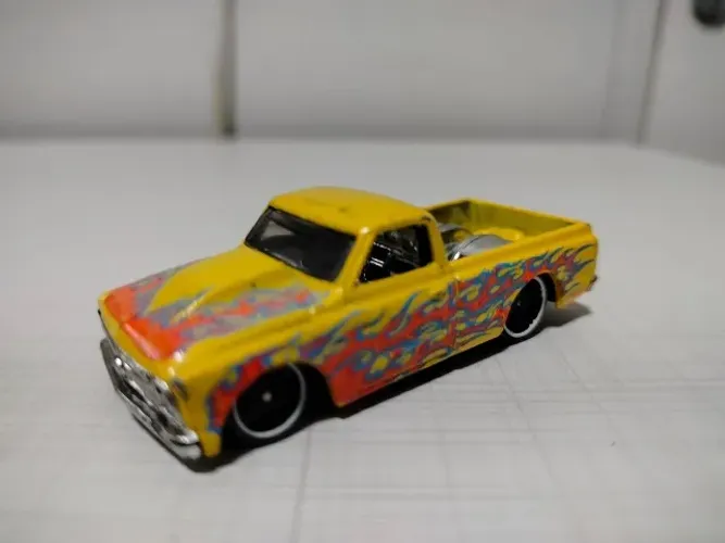Miniatura Datsun '67 Chevy C10 Hot Wheels 1/64