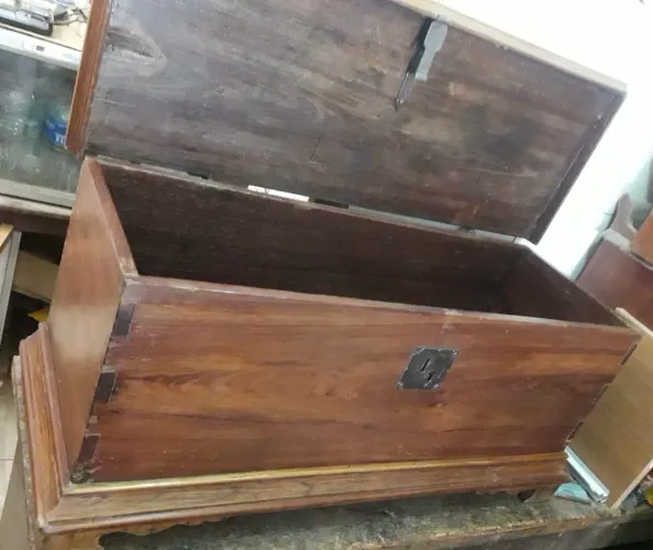 Baú de madeira maciça 