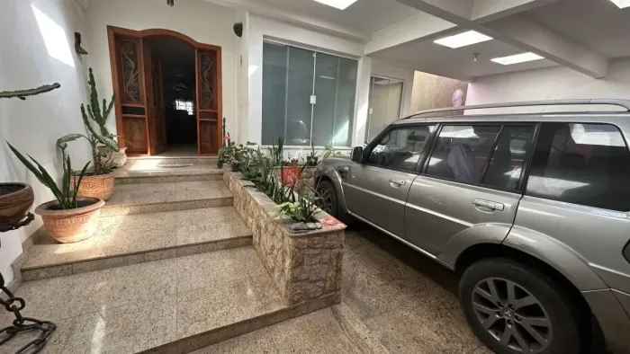 Sobrado no Tatuapé, 10 x 30 - 300 metros, zoneamento ZEU, 4 suítes, a 80 metros do Metrô C