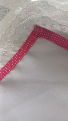Lençol para carrinho para bebê com detalhes em poá