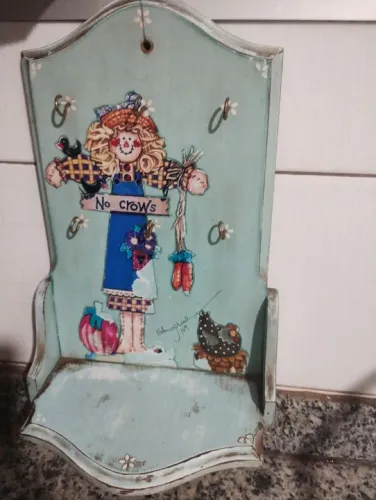 Porta-chaves artesanal em madeira com decoração de espantalho