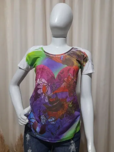 Camiseta feminina de ombro vazado.<br>
