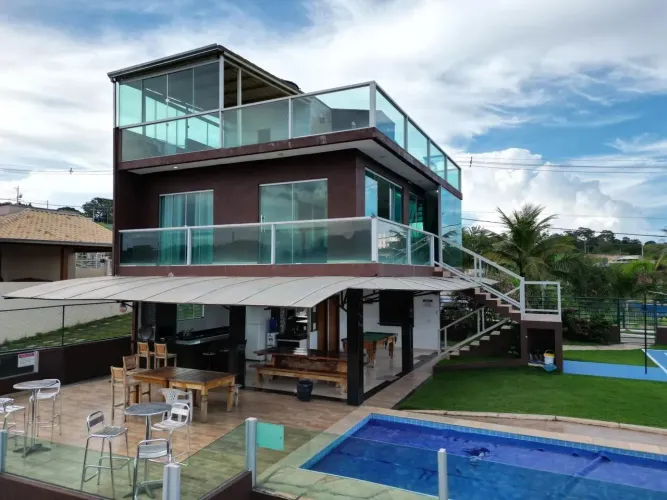 Chácara no Corumbá 4 com Triplex Alto Padrão à Venda em Condomínio Fechado