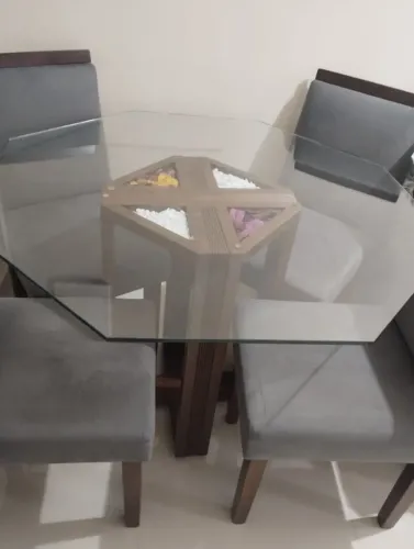 Mesa de Jantar de Vidro com Detalhes