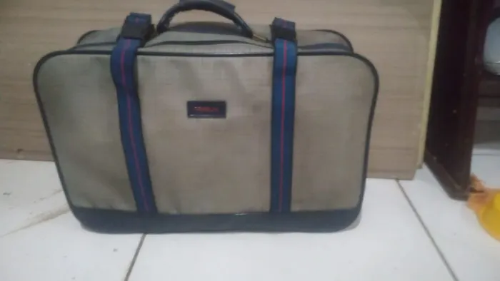 Mala de viagem 32 kg  preta com detalhes