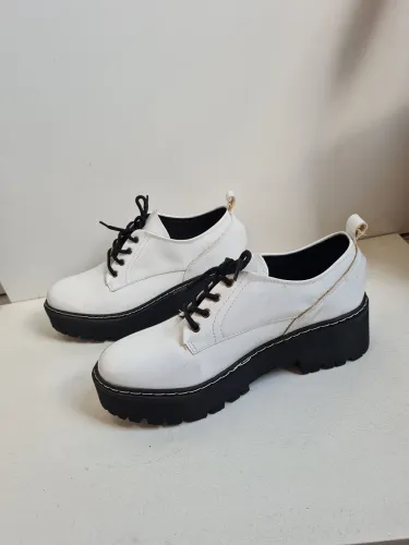 Sapatos Oxford Branco com Solado Tratorado N 37