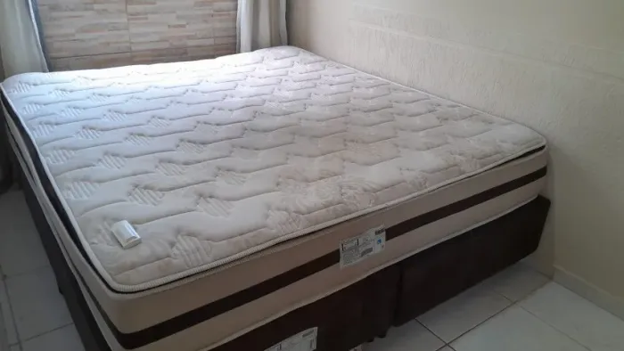 CAMA KING COR BEGE, MED. 1,93 X 2,03 X 30CM, COM BOX COR MARROM, GAZIN