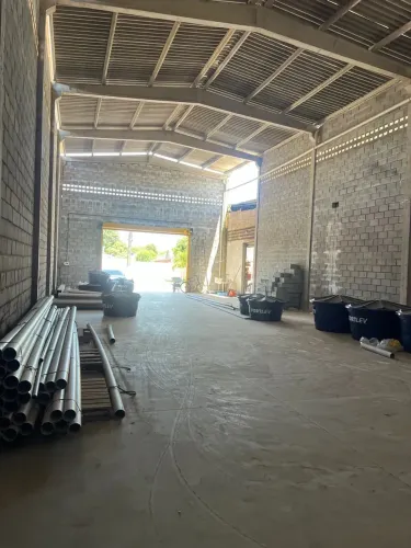 ALUGA-SE GALPÃO ÓTIMA LOCALIZAÇÃO