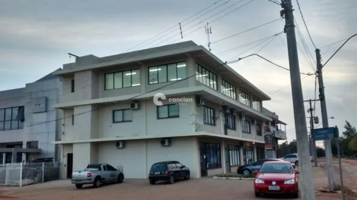 Sala com 300 m2 de área privativa, já com iluminação em prédio Comercial!