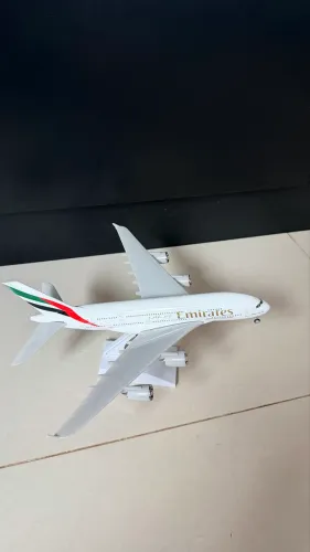 Miniatura de avião A380 Emirates 27 cm