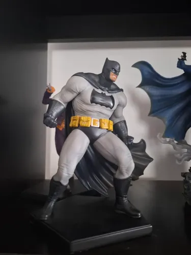 Iron Studios Batman Dark Knight Returns DLC 1/10