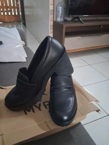 Vendo um sapato,motivo ficou grande pra mim 