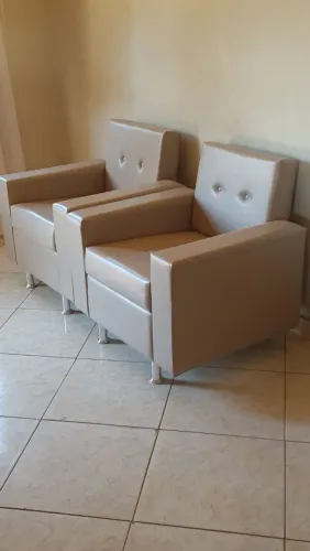 Poltrona em couro sintético direto da fábrica em até 10x sem juros no cartão